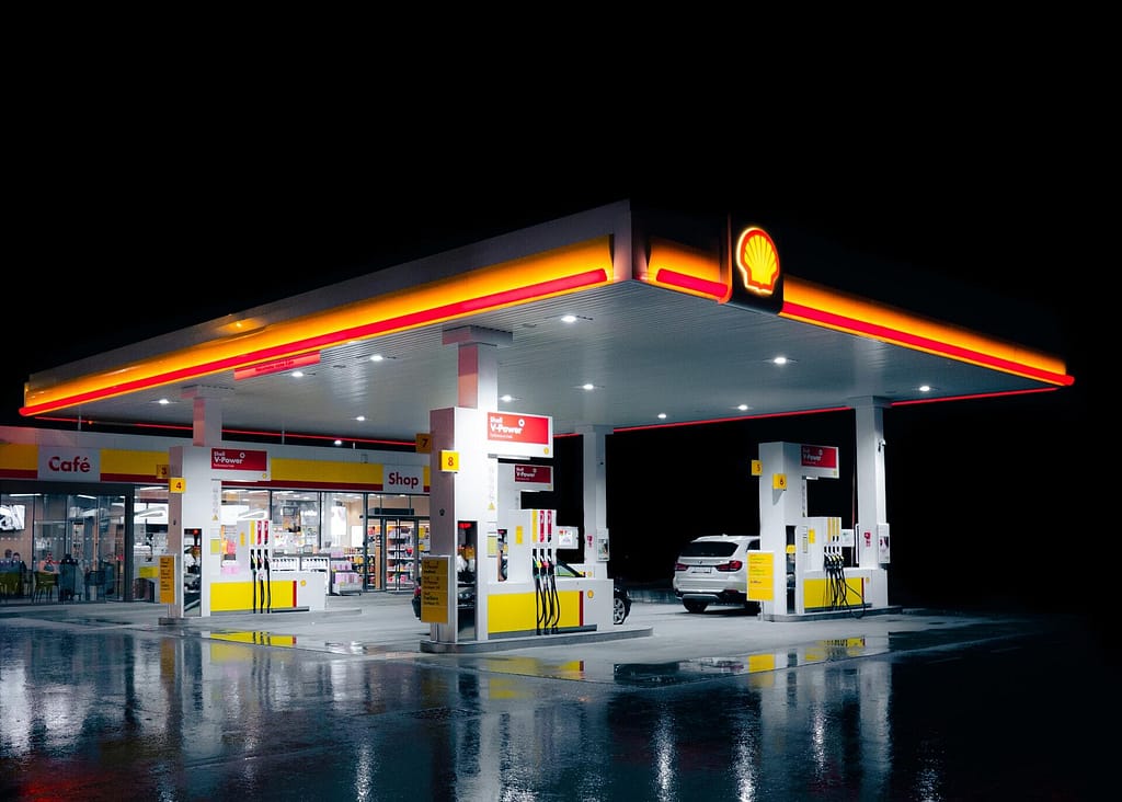 Une stations service de nuit du groupe Shell