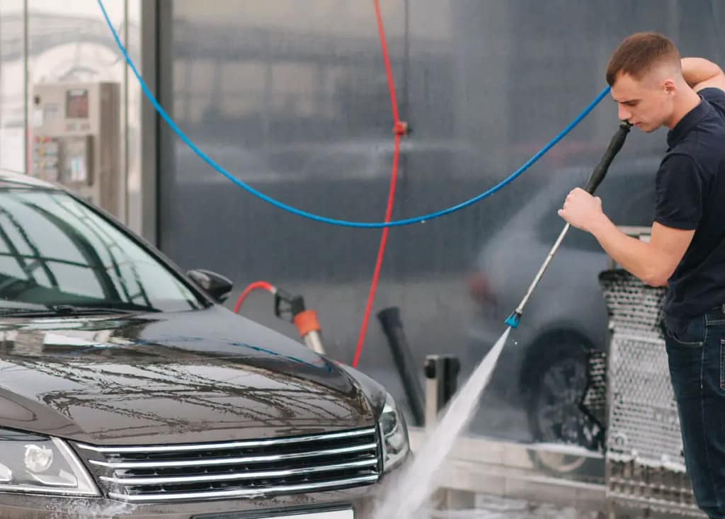 lavage d'une voiture au jet d'eau