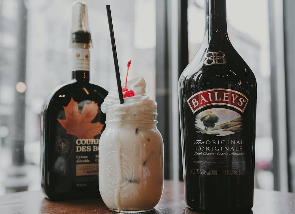 deux bouteilles de liqueurs utilisées pour réaliser un cocktail