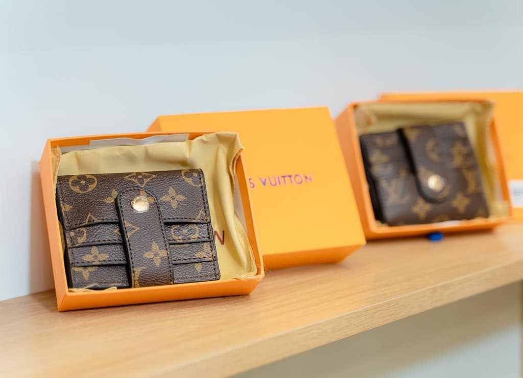 emballages d'un portefeuille Louis Vuitton