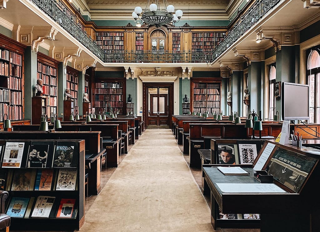 grande librairie dans un bâtiment historique