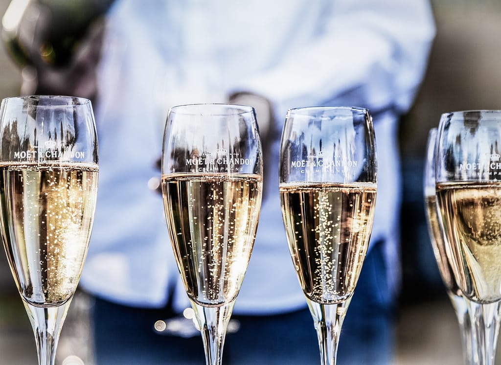Verres rempli de champagne avec l'inscription Moët & Chandon à une réception