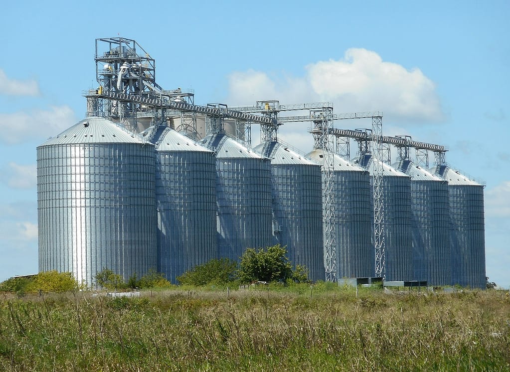 Silos métalliques dans un champ