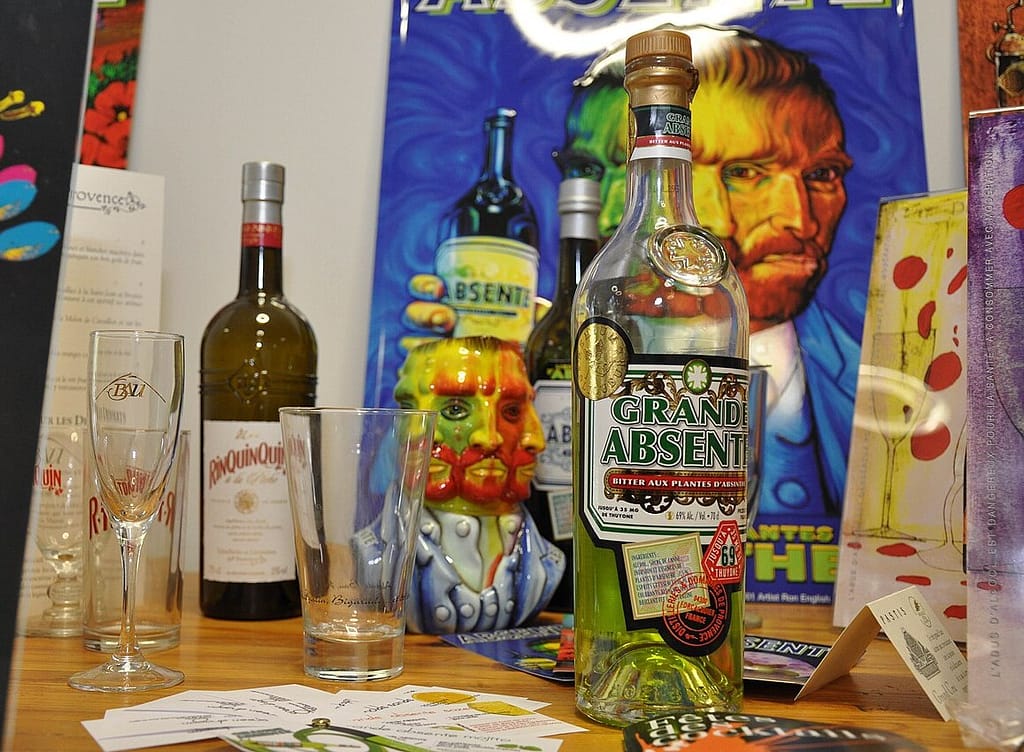 Plusieurs bouteilles d'absinthe