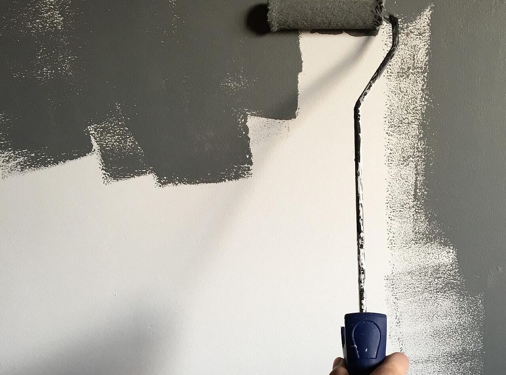 rouleau de peinture utilisé pour peindre un mur