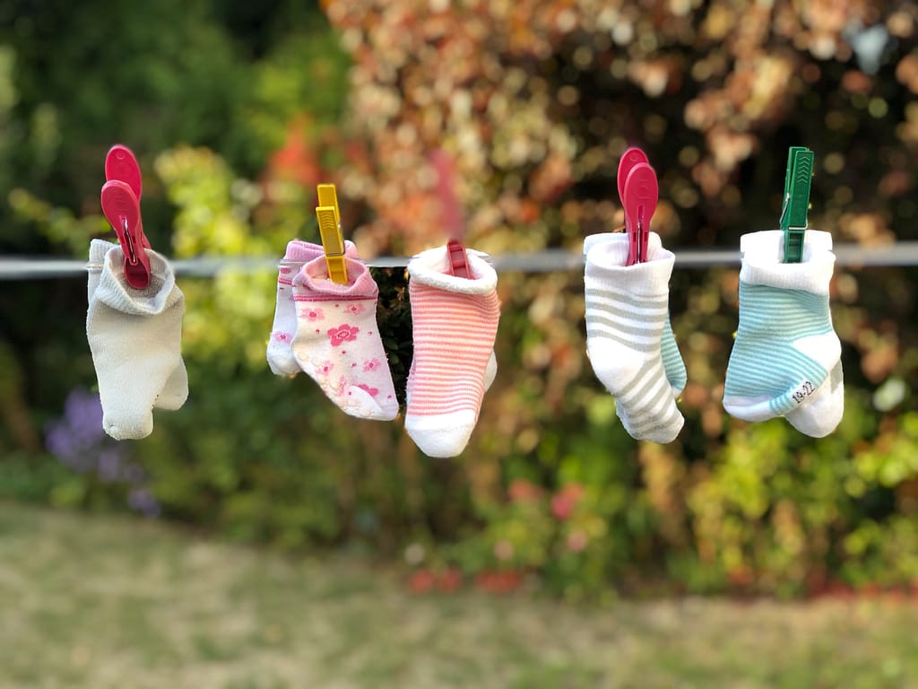 chaussettes pour enfants accrochées sur une corde à linge