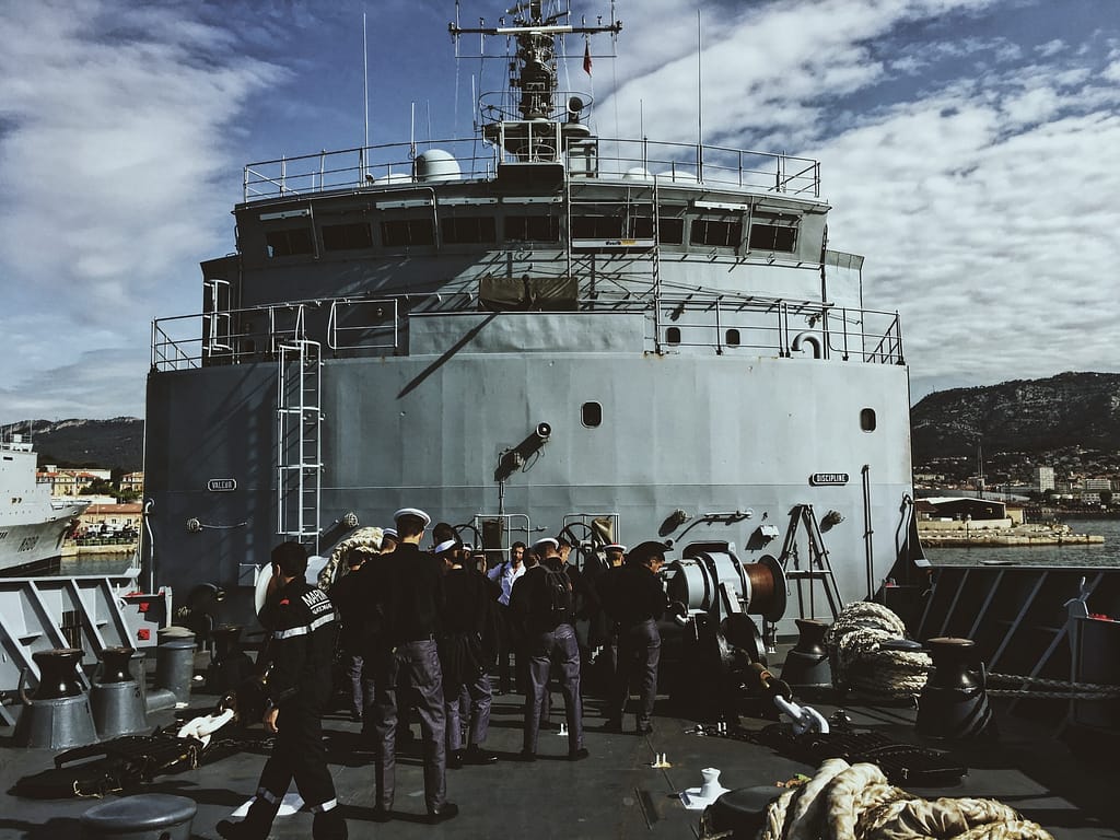 Soldats sur le pont d'un navire de guerre