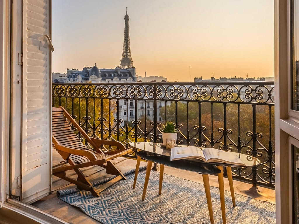 vue sur la tour Eiffel depuis un hôtel de luxe à Paris