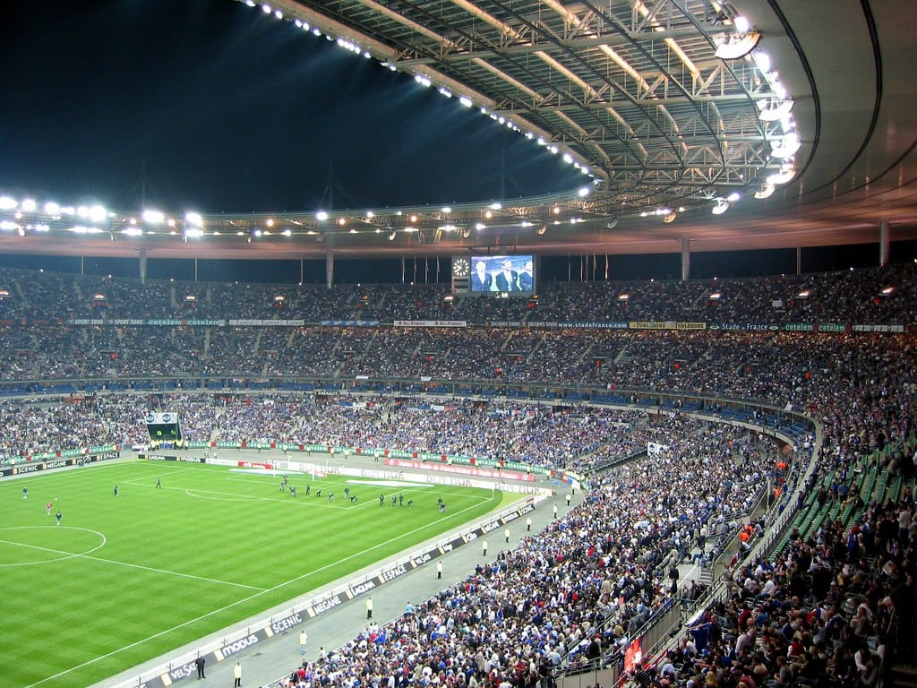 intérieur d'un stade de football français un soir de match