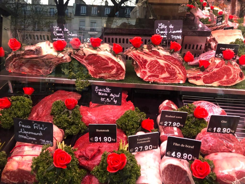 plusieurs types de viande sur l'étal d'un boucher