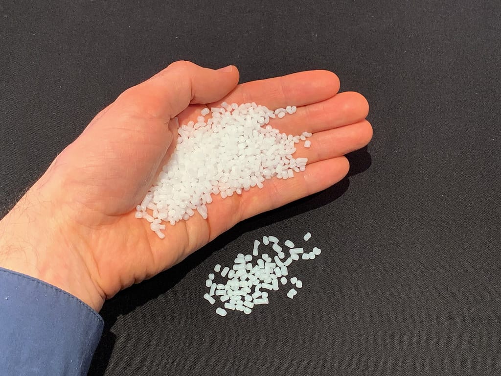 polymère de plastique dans une main