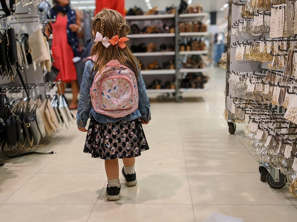 une enfant dans un magasin