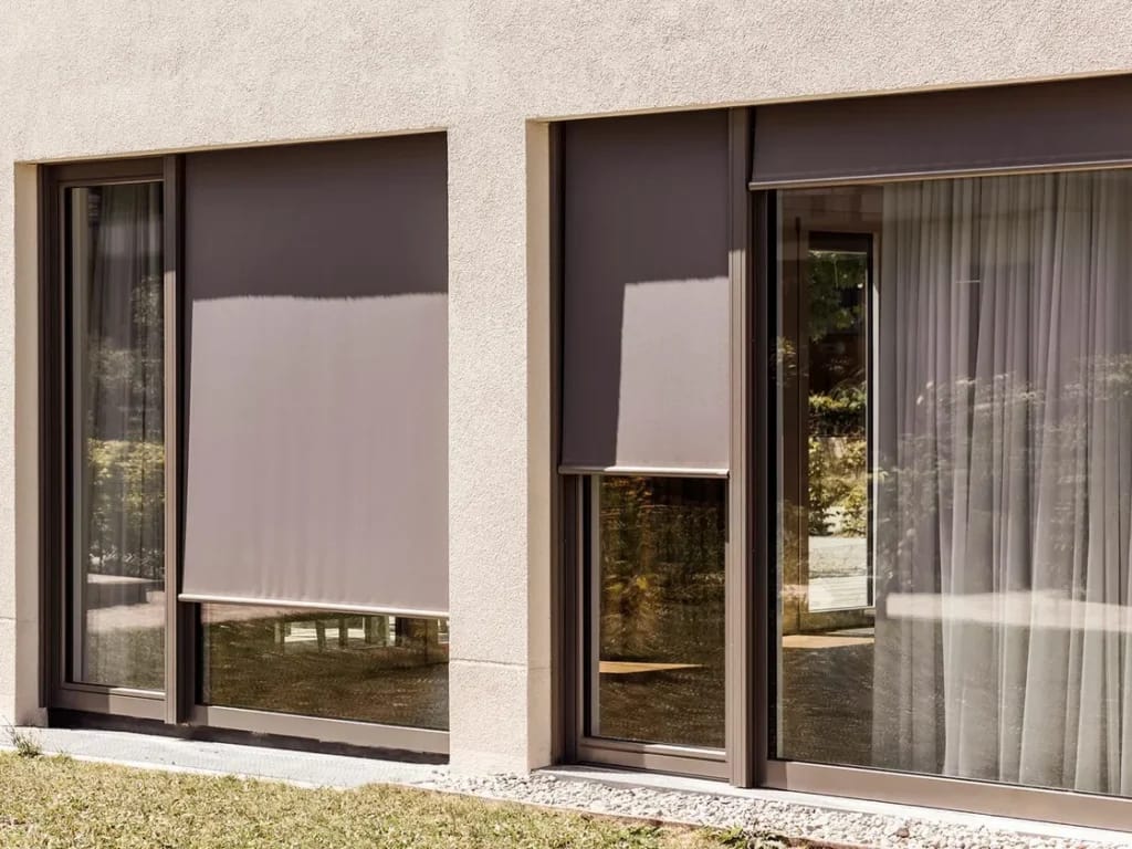 stores extérieurs devant des fenêtres