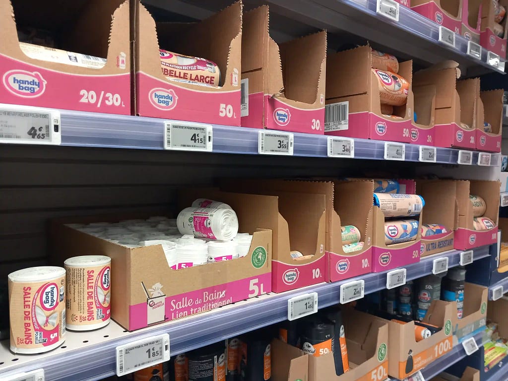 Emballages alimentaires dans un rayon de supermarché