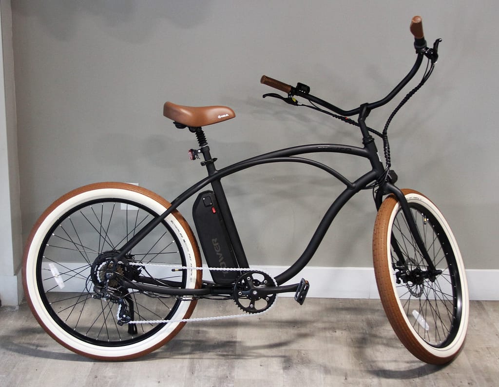 vélo électrique design adossé sur un mur