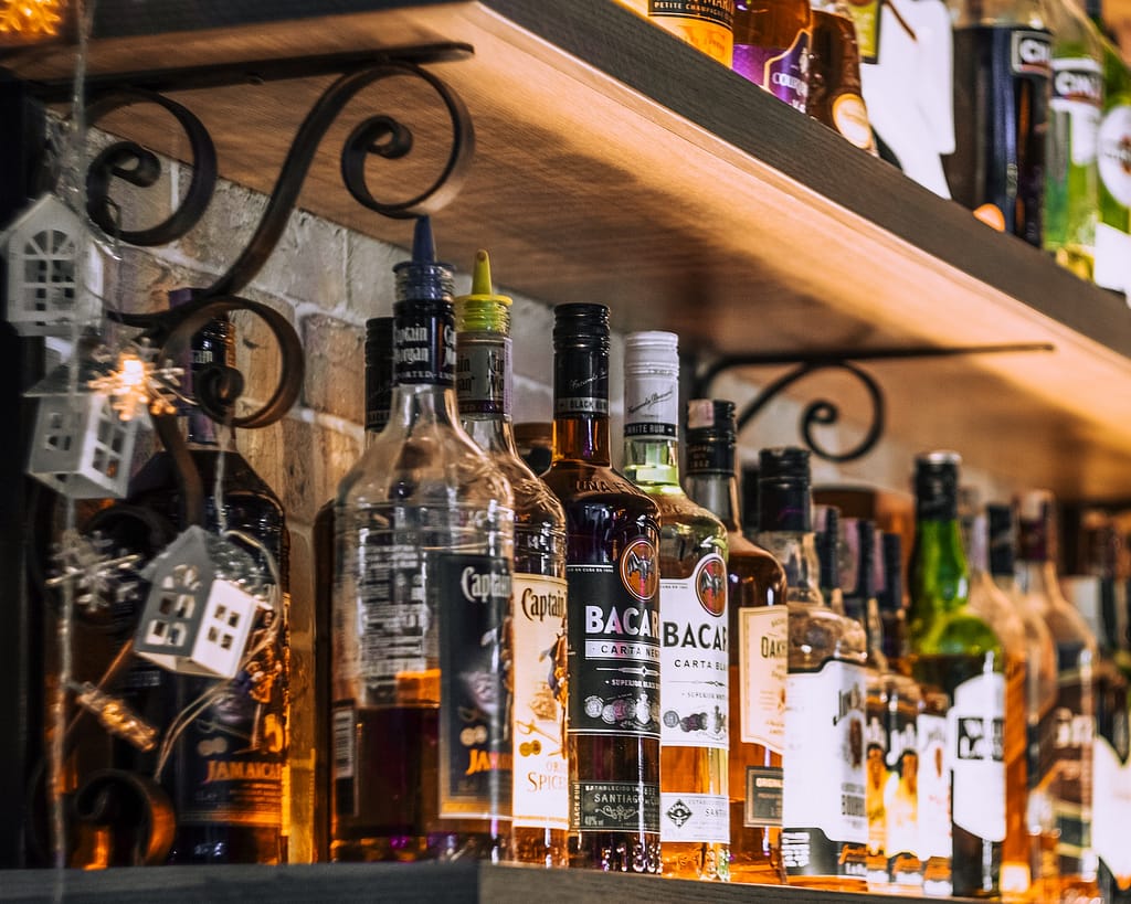 Plusieurs bouteilles de rhum sur une étagère d'un bar