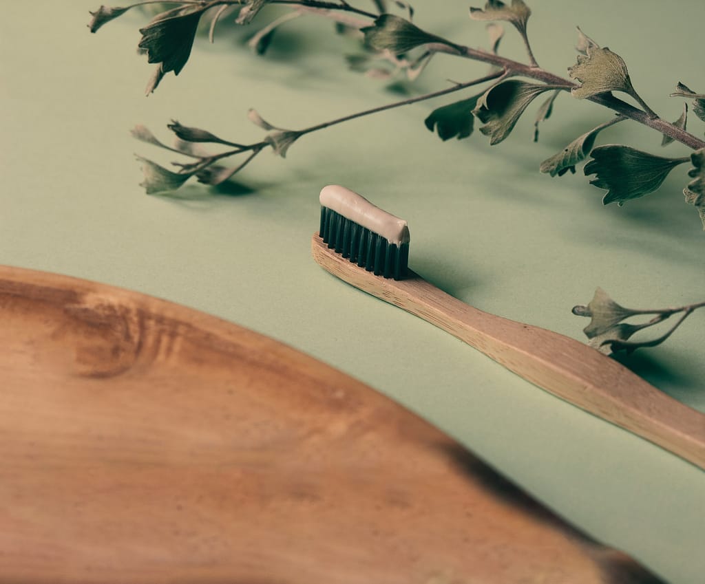 brosse à dent en bois posée sur une table
