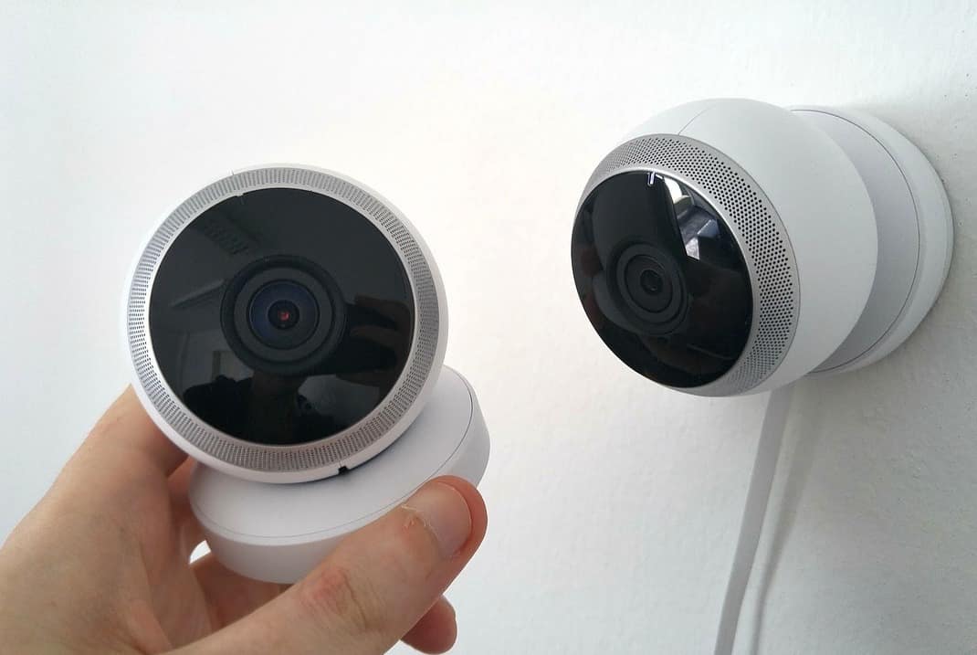 caméra cctv qui est accrochée à un mur