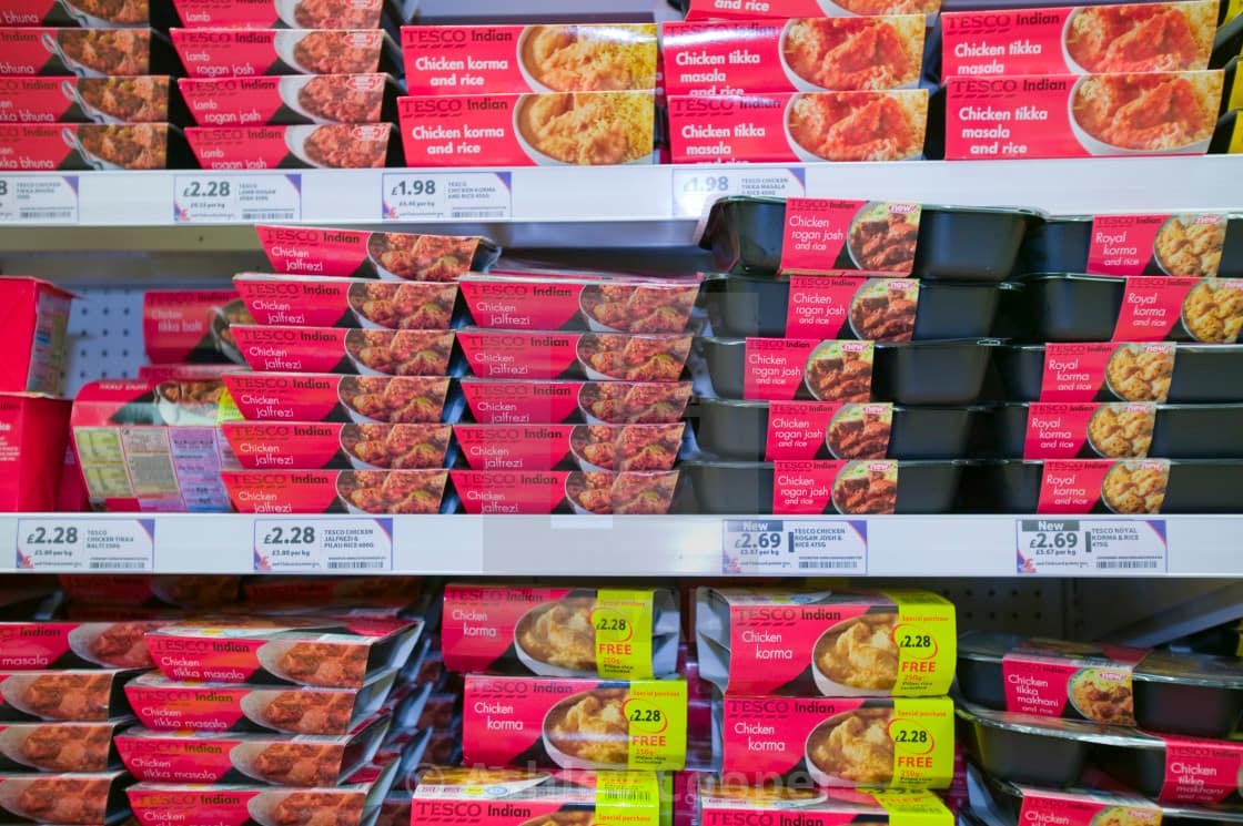 plusieurs plats cuisinés dans les rayons d'un supermarché