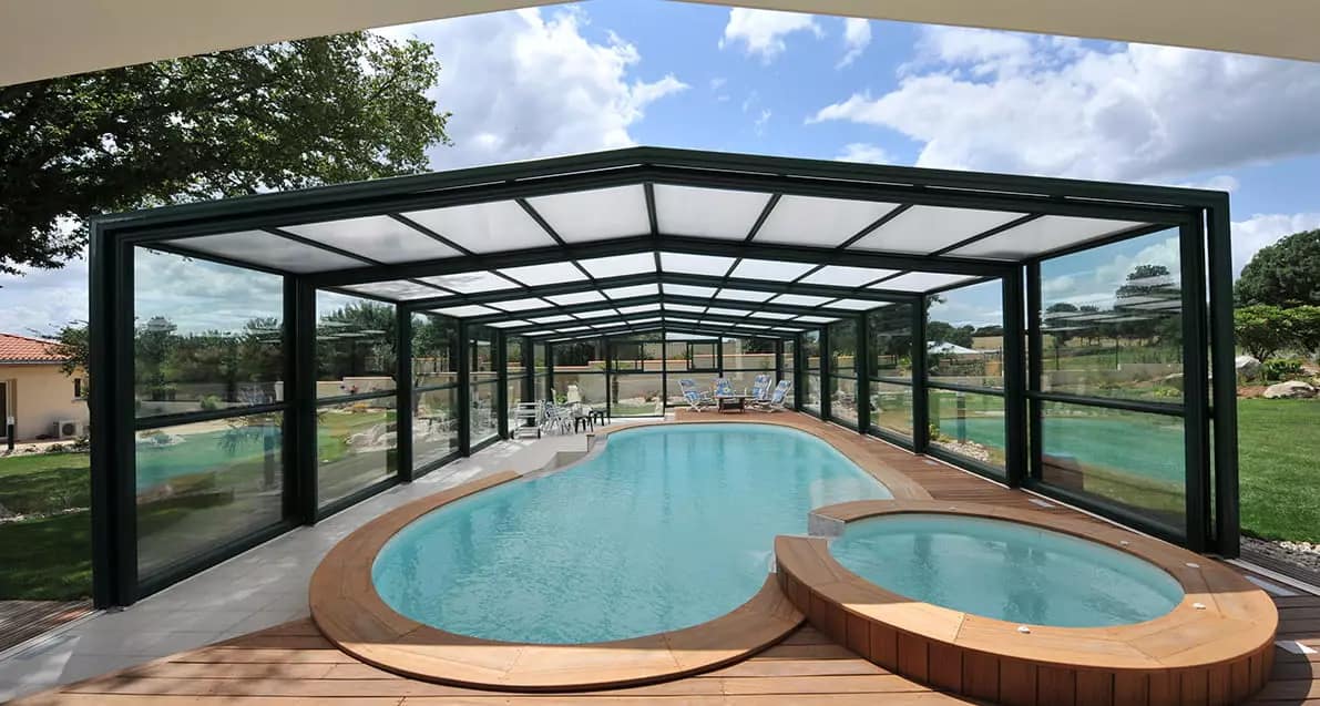 abris haut pour une piscine haut de gamme