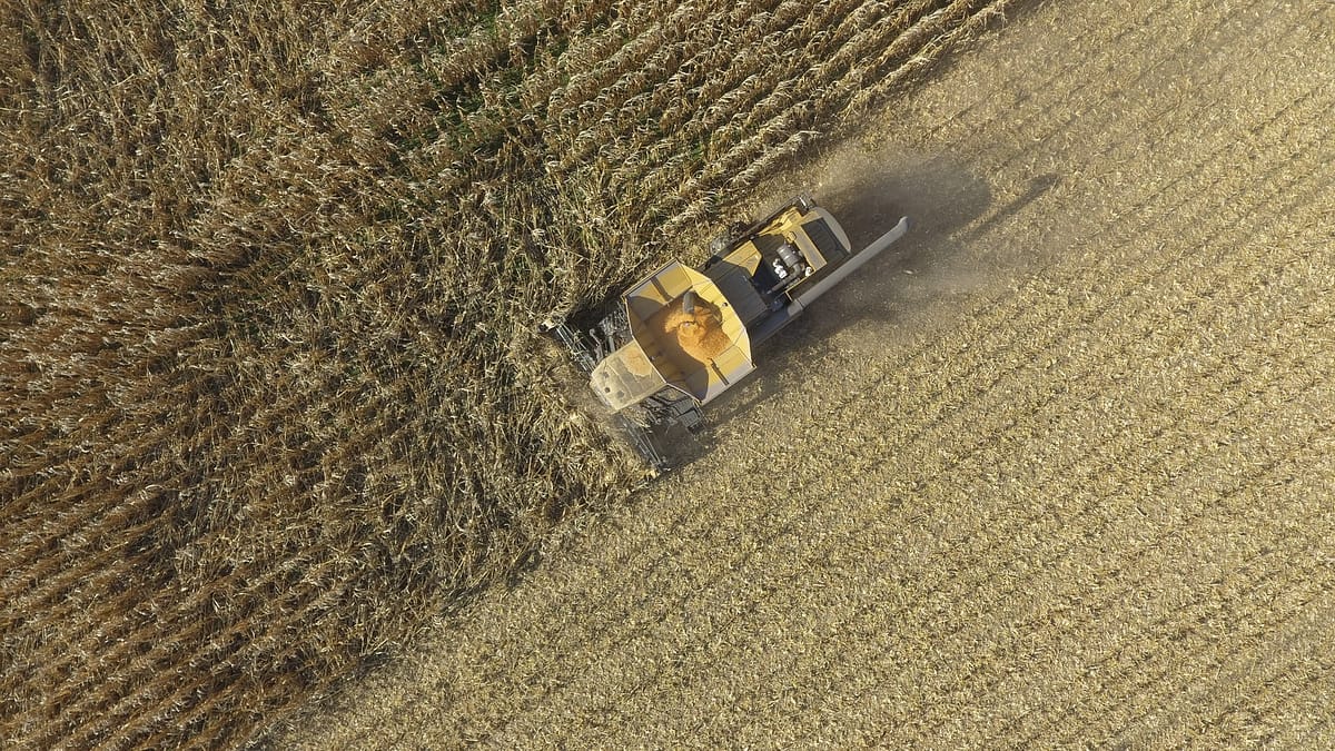 tracteur qui réalise la récolte de grandes cultures