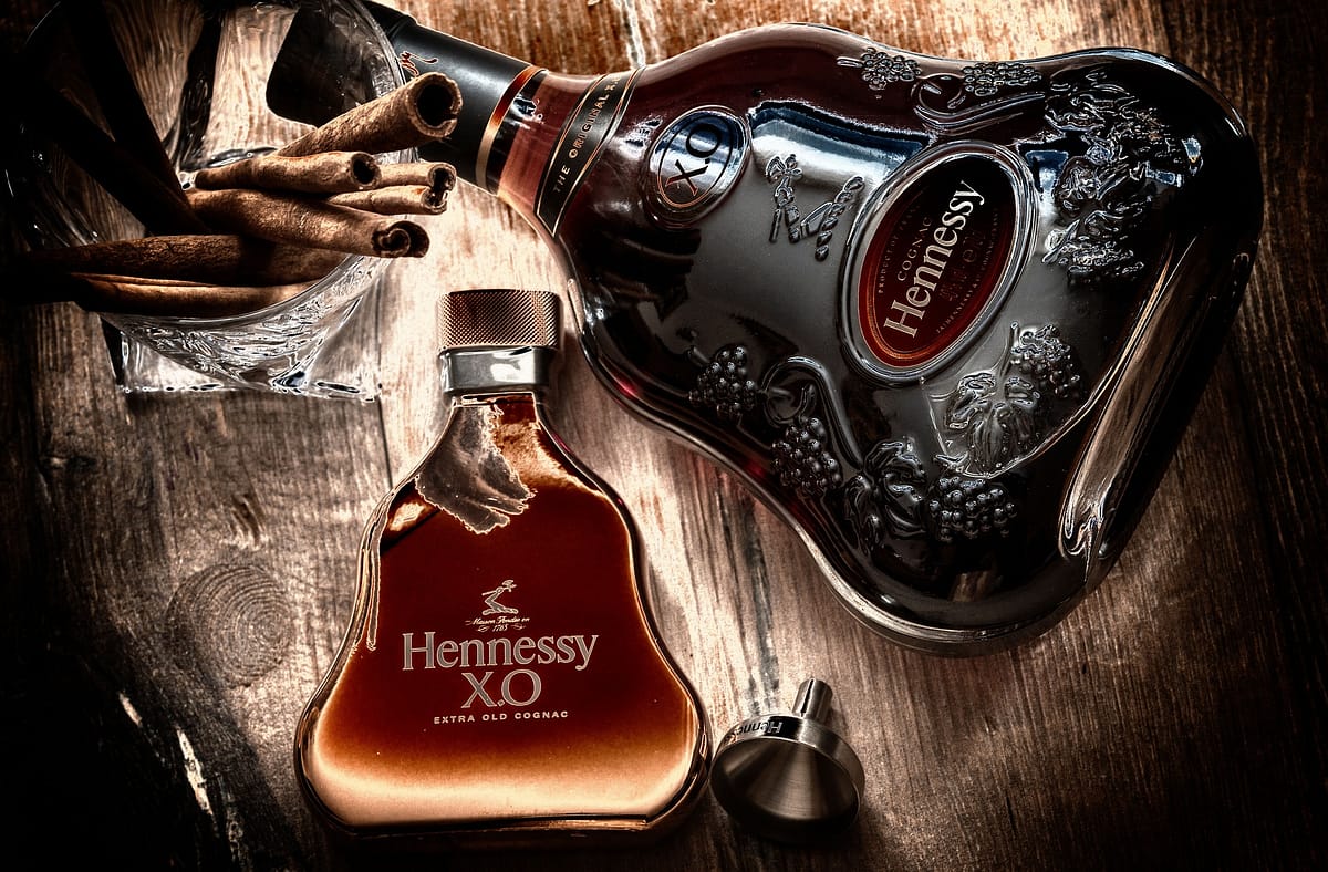 deux bouteilles de cognac haut de gamme de marque Hennessy