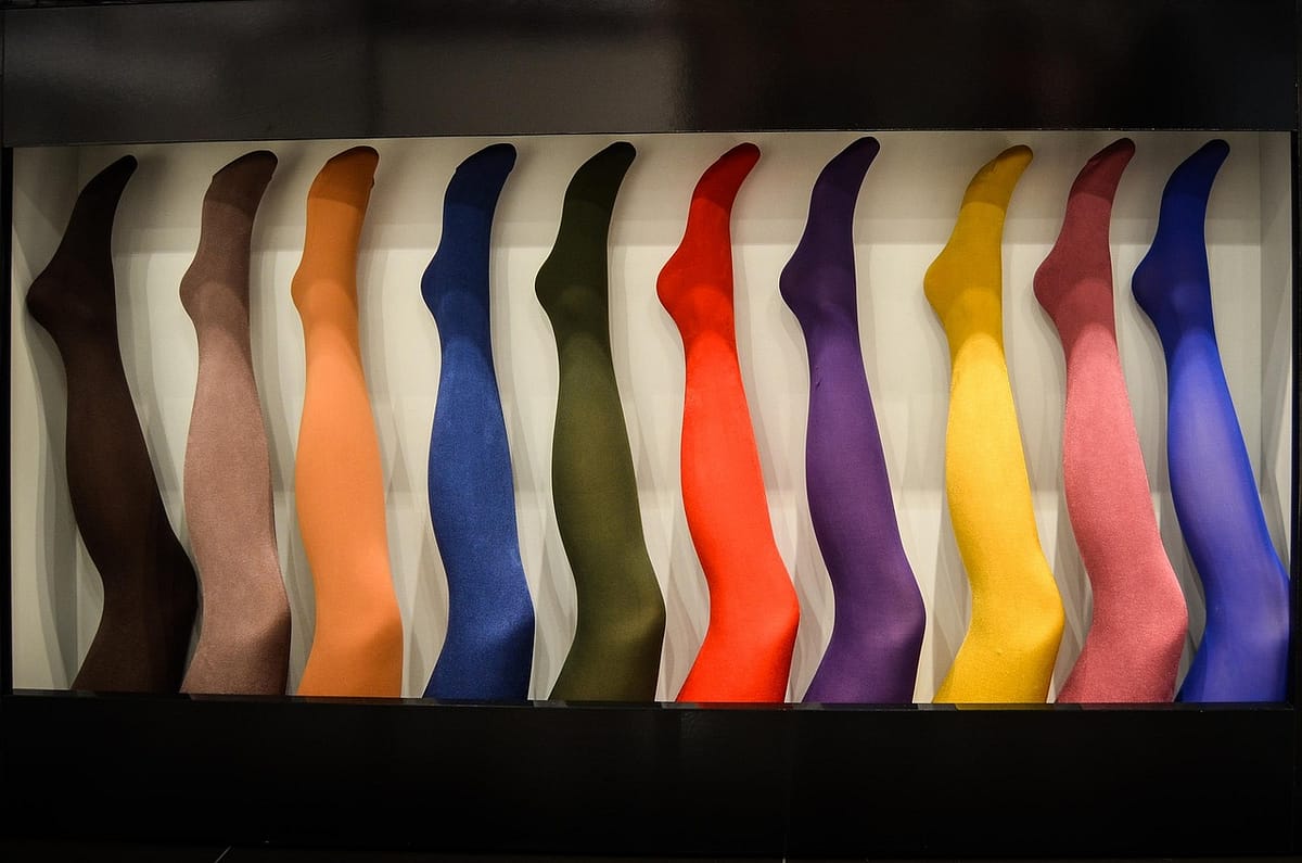 rangée de collants et bas de différentes couleurs