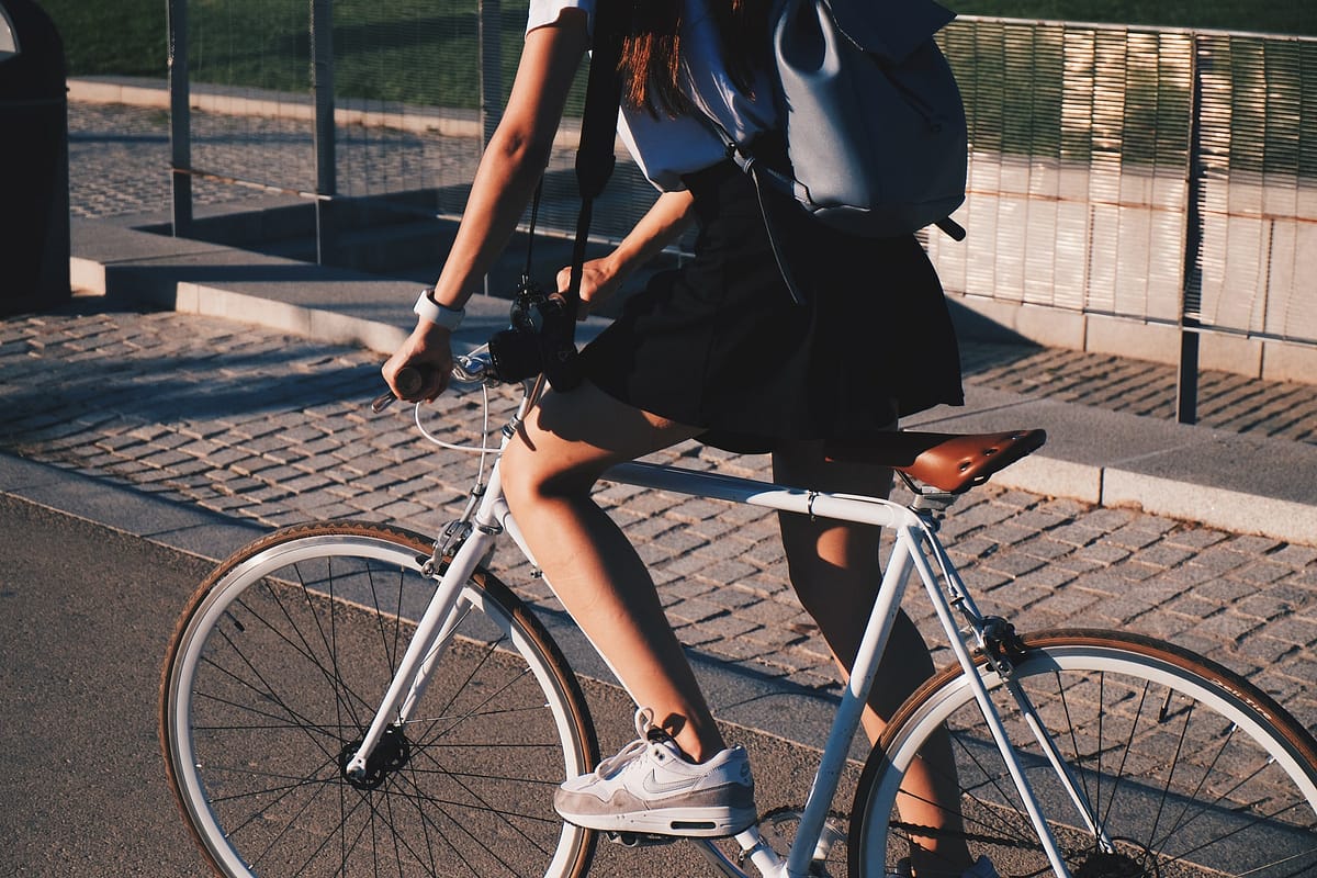Français urbain en train de faire du vélo