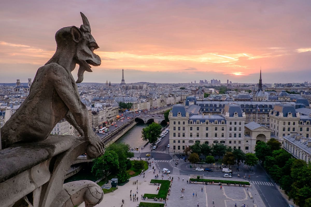Vue de Paris et d'une gargouille depuis la cathédrale Notre-Dame de Paris