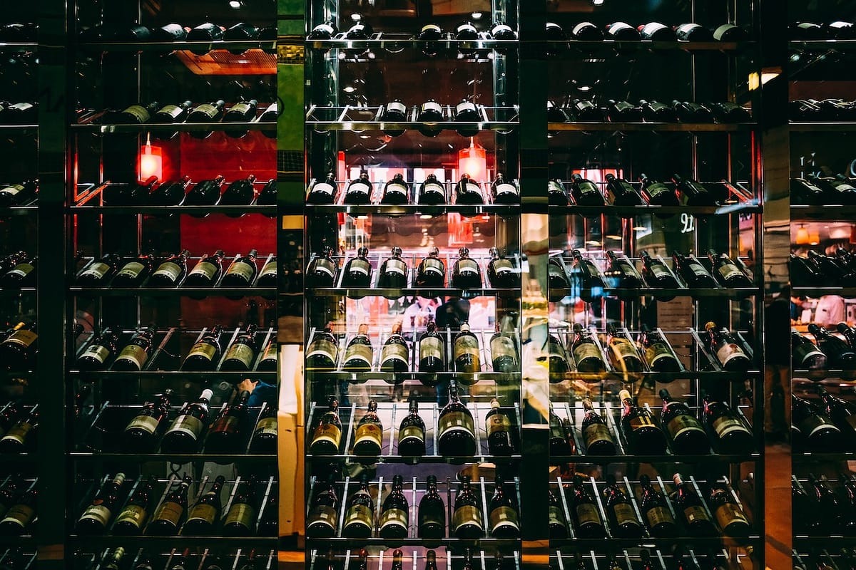 multitude de bouteilles de vin entreposées