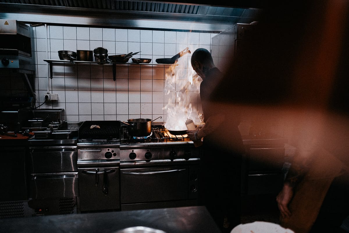 Cuisiniers en train de préparer des plats dans une dark kitchen