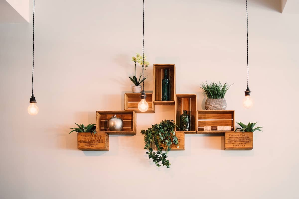 plusieurs éléments de décoration d'intérieur accrochés au mur