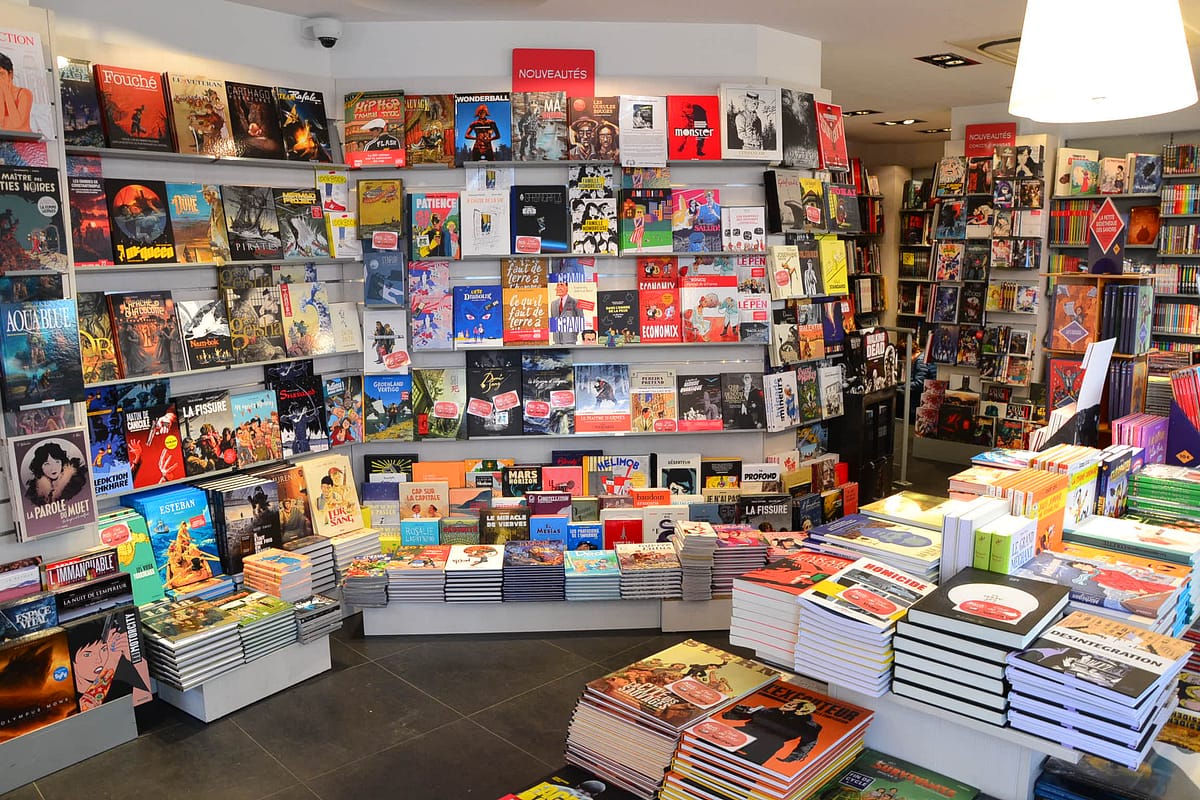 intérieur du rayon BD et comics d'une librairie