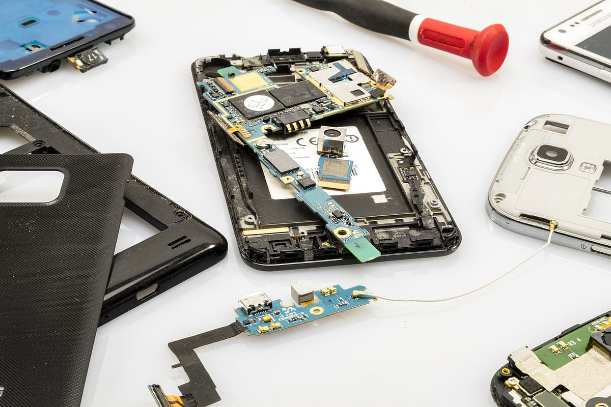 smartphone ouvert pour être réparé