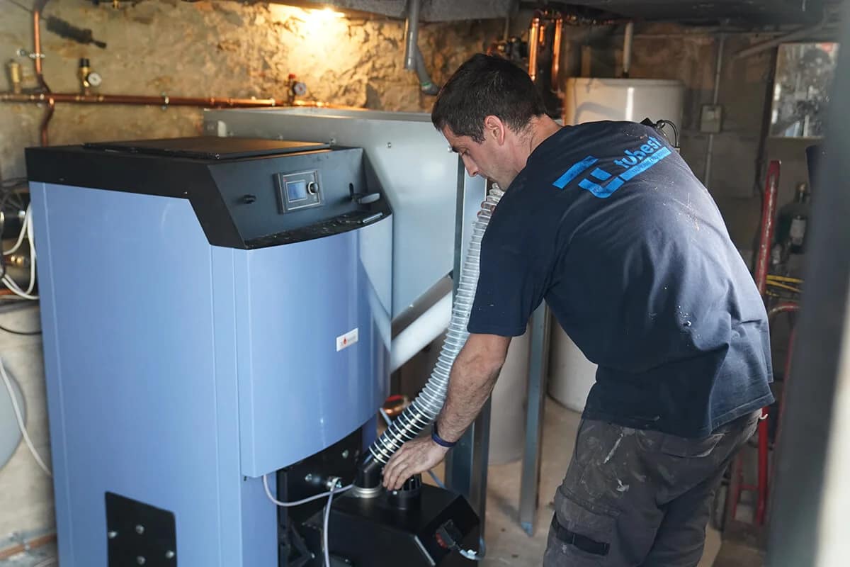 un chauffagiste installant une chaudière