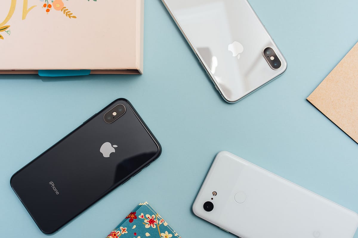 Plusieurs smartphones apple posés sur une table