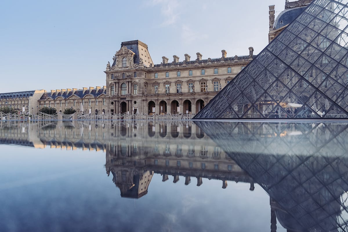 Vue du Musée du Louvre en plein coeur du premier arrondissement de Paris