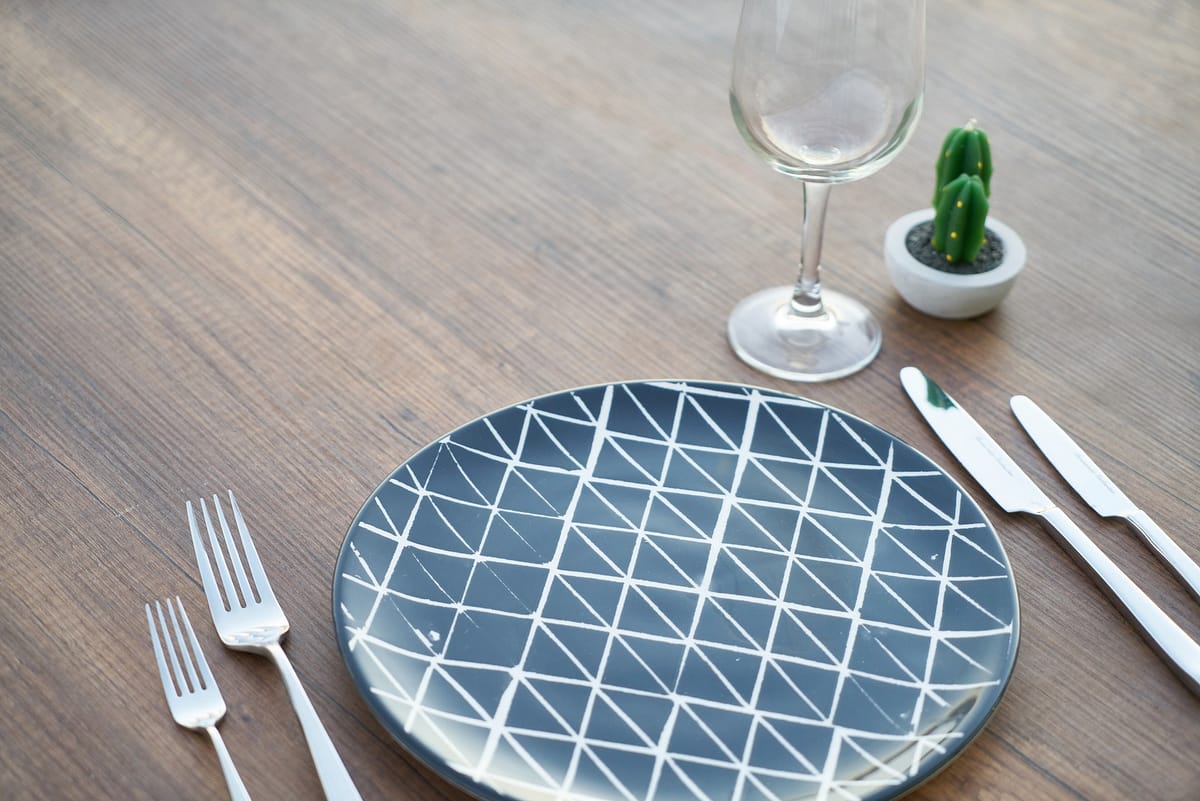 assiette design avec des couverts sur une table
