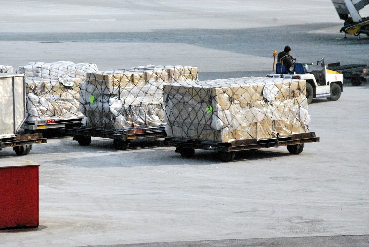 plusieurs paquets de marchandise destinées à être transportés par avion