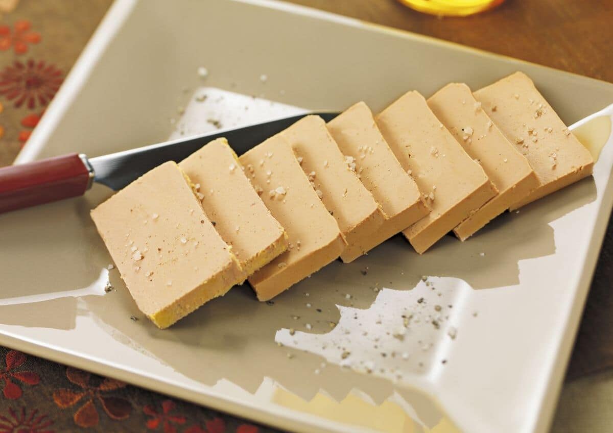 tranche de foie gras du Sud tranchée sur une assiette