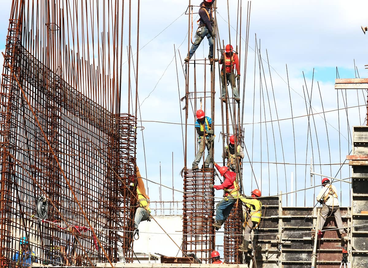 Ouvriers qui oeuvrent sur un chantier en construction avec du béton