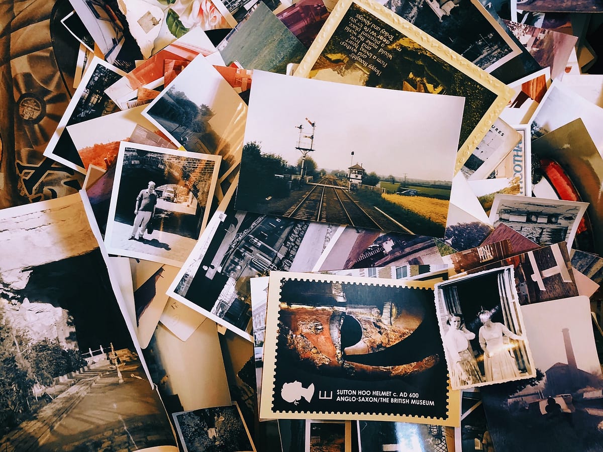 pile de photos de vacances imprimés sur un bureau