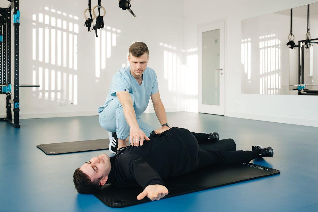 un kinésithérapeute lors d'une séance de rééducation d'un patient