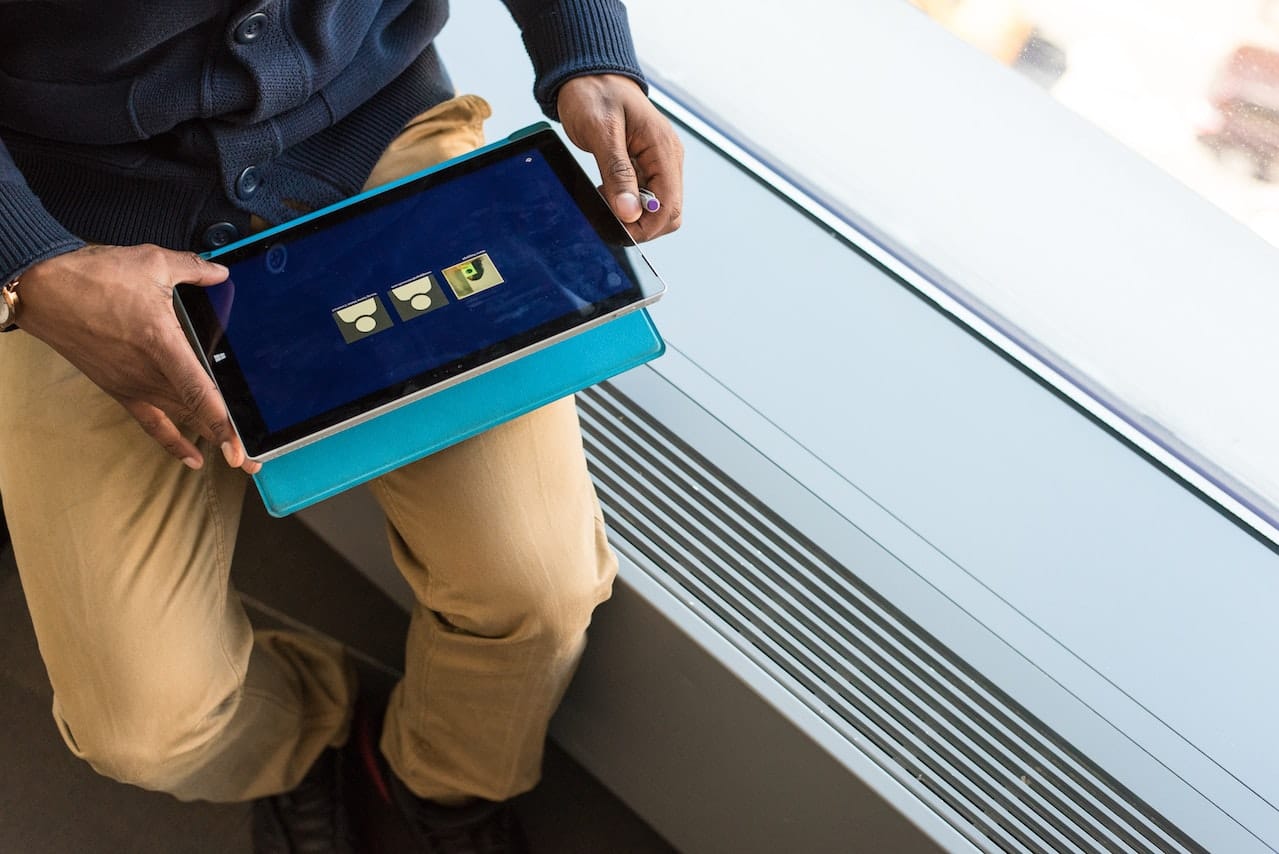 homme qui participe à un serious game sur sa tablette