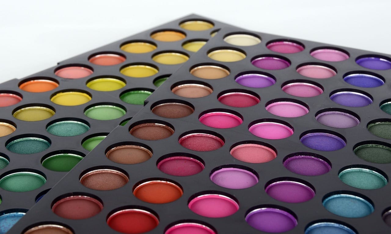 palette de maquillage avec une multitude de couleurs