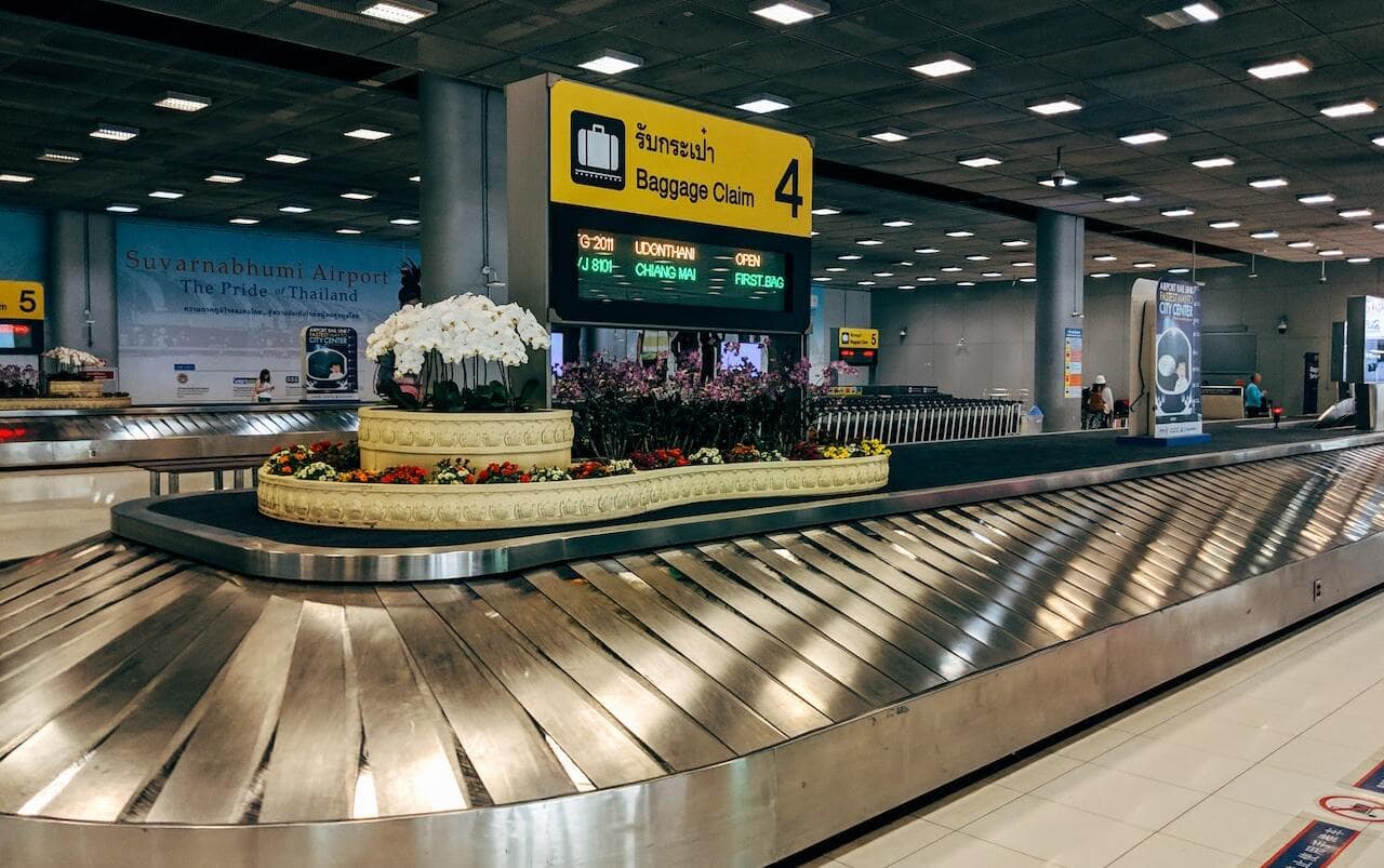 tapis roulant à bagage dans un aéroport