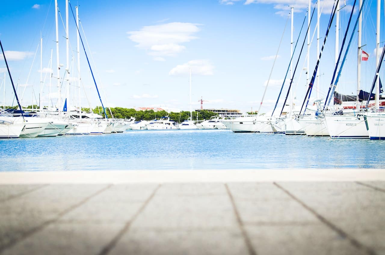 bateaux de plaisance amarrés dans un port