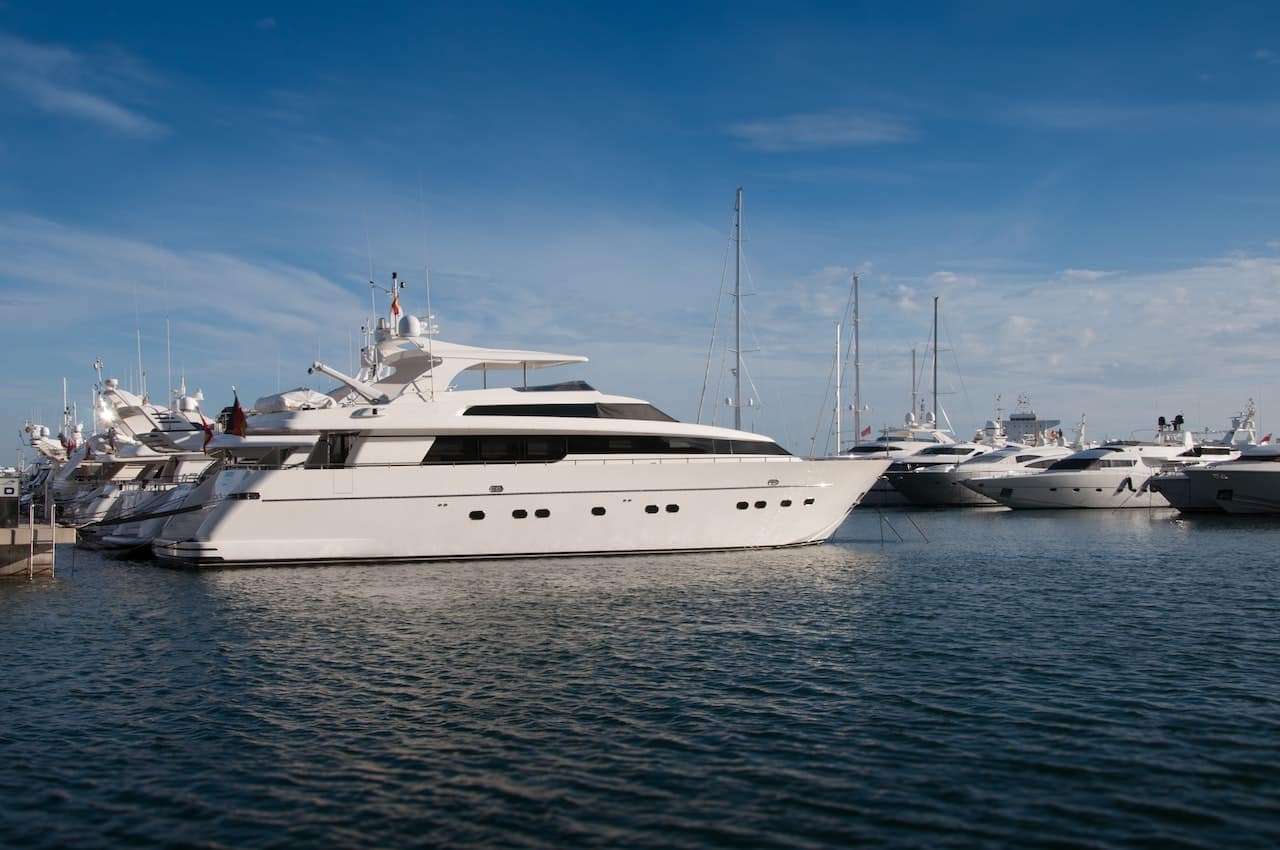 plusieurs yachts amarrés dans un port
