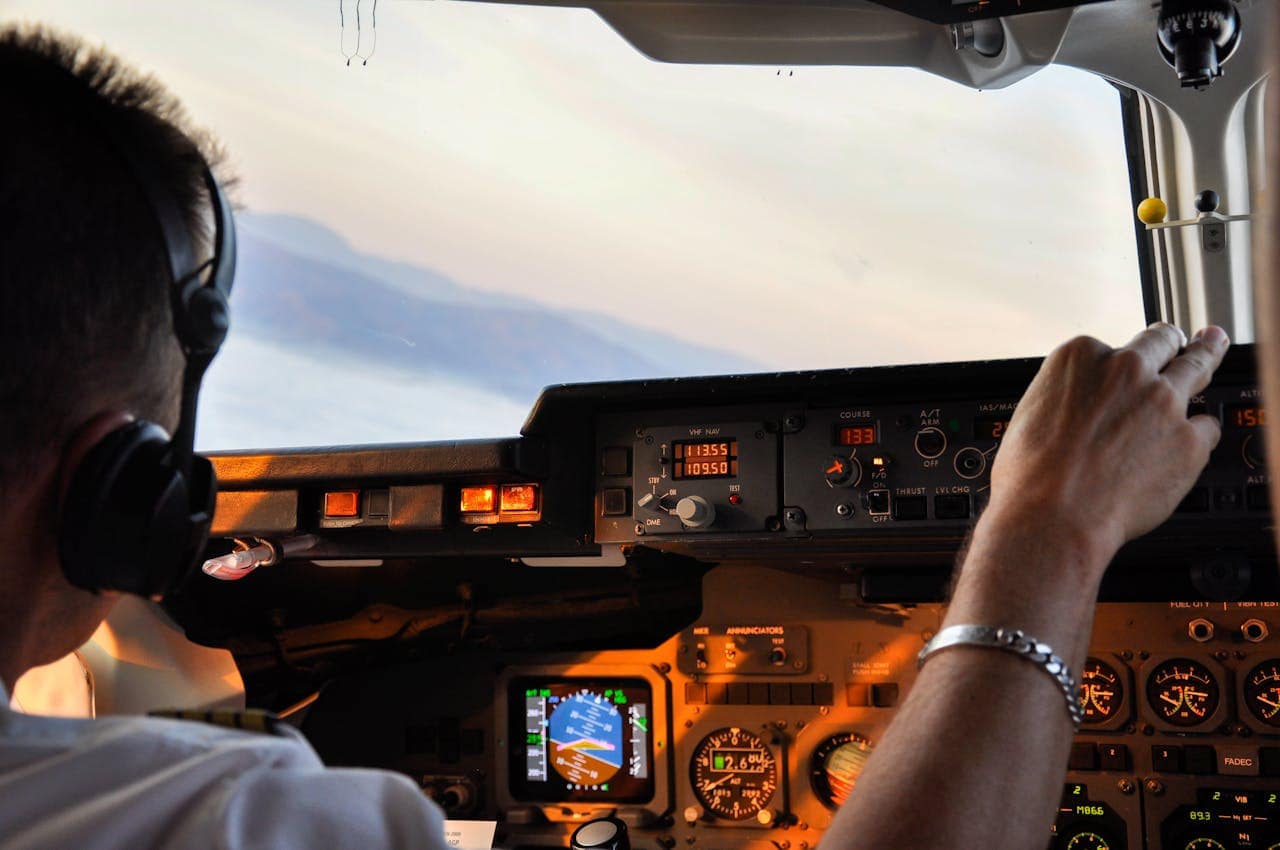 pilote d'avion qui utilise le tableau de bord