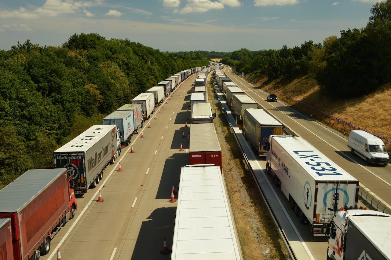 longue file de poids lourds sur une autoroute